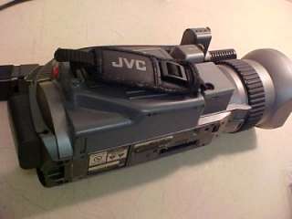 JVC GY DV300U 3CCD Professional MiniDV Video Camera with New battery 