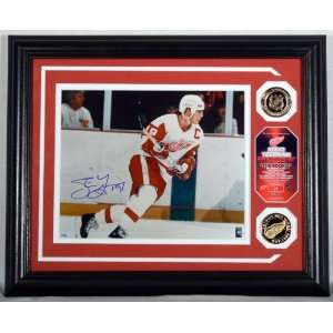 Detroit Red Wings STEVE YZERMAN AUTOGRAPHED ROOKIE PHOTOMINT with 2 