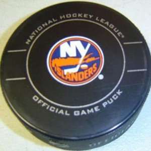  New York Islanders NHL Hockey Official Game Puck 2009 2010 