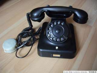 altes schwarzes Telefon mit Wählscheibe Bakelit Kult DDR  