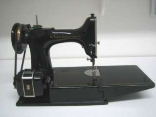 VINTAGE SINGER FEATHERWEIGHT 221  PORTABLE SEWING QUILTING MACHING 